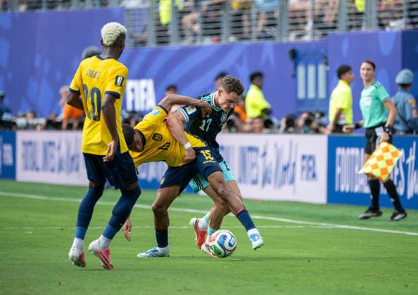 Fußball, Herren, FIFA World Cup, WM, Weltmeisterschaft, Fussball 2026, Spiel in New York New Jersey, Ecuador - Deutschland (Gruppe E, 3. Spieltag), v. l. Nilson Angulo (Ecuador), Pedro Vite (Ecuador), Florian Wirtz (Deutschland), 25.06. 2026, *** Soccer, Men s, 2026 FIFA World Cup, Match in New York, New Jersey, Ecuador vs. Germany, Group E, Matchday 3, from left: Nilson Angulo (Ecuador), Pedro Vite (Ecuador), Florian Wirtz (Germany), June 25, 2026, Copyright: xMatthiasxKochx