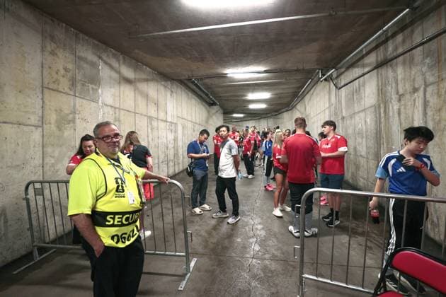 KANSAS CITY, 25-06-2026, Kansas City Stadium, World Cup 2026 Match between Tunesia and The Netherlands. Picture Shows photographers and staff hiding shelter during the thunderstorm Tunesia - Netherlands (World Cup 2026)  x204644934x Copyright: