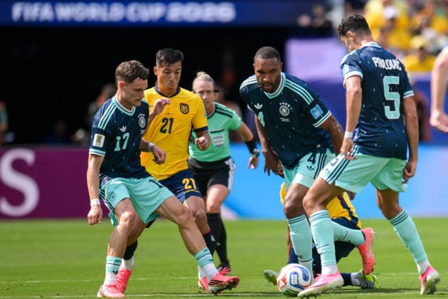 Fußball, WM 2026, 20260625, Ecuador - Deutschland. Im Bild v.l. Florian WIRTZ (Deutschland, 17), Alan FRANCO (Ecuador, 21), Jonathan TAH (Deutschland, 4), Pedro VITE (Ecuador, 15), Aleksandar PAVLOVIC (Deutschland, 5). East Rutherford New-York-New-Jersey-Stadion New Jersey Vereinigte Staaten von Amerika *** Soccer, 2026 World Cup, 20260625, Ecuador vs. Germany. Pictured, from left: Florian WIRTZ (Germany, 17), Alan FRANCO (Ecuador, 21), Jonathan TAH (Germany, 4), Pedro VITE (Ecuador, 15), Aleksandar PAVLOVIC (Germany, 5). East Rutherford, New York, New Jersey Stadium, New Jersey, United States of America Copyright: Passion2Press MarkusxFischerx