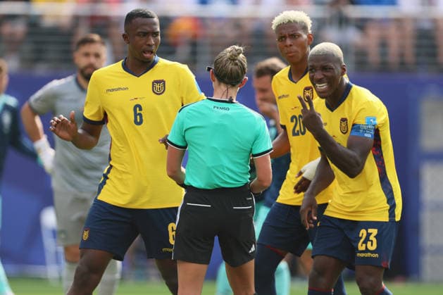 Ecuador v Germany: Group E - FIFA World Cup, WM, Weltmeisterschaft, Fussball 2026 William Pacho and Moises Caicedo of Ecuador complain to Referee Tori Penso after she awarded a penalty to Germany which was later overturned during the FIFA World Cup 2026 Group E match between Ecuador and Germany at New York New Jersey Stadium on June 25, 2026 in East Rutherford, United States. East Rutherford New York New Jersey Stadium NJ United States Copyright: xAllstarxPicturexLibraryxLtdx