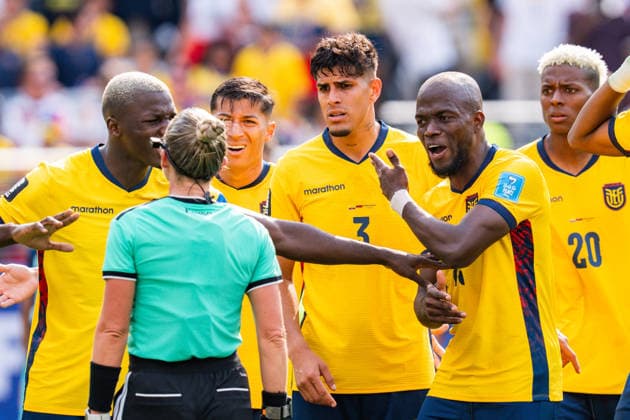 FIFA Fussball Weltmeisterschaft 2026, Gruppe E, Spiel 3, Ecuador vs Deutschand, 25.06.2026, Metlife-Stadion in New Jersey Diskussionen um die Elfmeterentscheidung mit VAR beim Schiedsrichter Piero Hincapie (Ecuador) Nilson Angulo (Ecuador) Joel Ordonez (Ecuador) Enner Valencia (Ecuador) Enner Valencia (Ecuador) *** 2026 FIFA World Cup, Group E, Match 3, Ecuador vs. Germany, June 25, 2026, MetLife Stadium in New Jersey: Controversy over the penalty kick decision involving VAR and referee Piero Hincapie; Ecuador s Nilson Angulo, Ecuador s Joel Ordonez, Ecuador s Enner Valencia, Ecuador s Enner Valencia, Ecuador Copyright: xBahhoxKarax