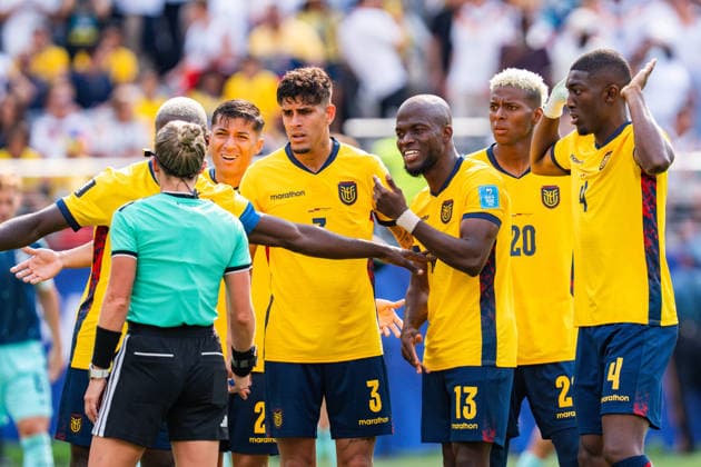 FIFA Fussball Weltmeisterschaft 2026, Gruppe E, Spiel 3, Ecuador vs Deutschand, 25.06.2026, Metlife-Stadion in New Jersey Diskussionen um die Elfmeterentscheidung mit VAR beim Schiedsrichter Piero Hincapie (Ecuador) Nilson Angulo (Ecuador) Joel Ordonez (Ecuador) Enner Valencia (Ecuador) Enner Valencia (Ecuador) *** 2026 FIFA World Cup, Group E, Match 3, Ecuador vs. Germany, June 25, 2026, MetLife Stadium in New Jersey: Controversy over the penalty kick decision involving VAR and referee Piero Hincapie; Ecuador s Nilson Angulo, Ecuador s Joel Ordonez, Ecuador s Enner Valencia, Ecuador s Enner Valencia, Ecuador Copyright: xBahhoxKarax