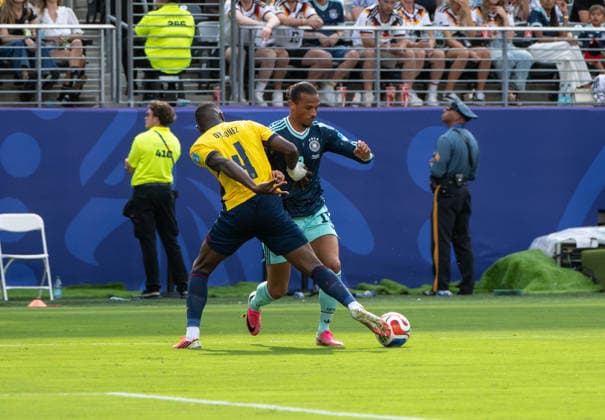 Fußball, Herren, FIFA World Cup, WM, Weltmeisterschaft, Fussball 2026, Spiel in New York New Jersey, Ecuador - Deutschland (Gruppe E, 3. Spieltag), v. l. Joel Ordonez (Ecuador), Leroy Sane (Deutschland), 25.06. 2026, *** Soccer, Men s, 2026 FIFA World Cup, Match in New York, New Jersey, Ecuador vs. Germany, Group E, Matchday 3, from left: Joel Ordonez (Ecuador), Leroy Sané (Germany), June 25, 2026, Copyright: xMatthiasxKochx