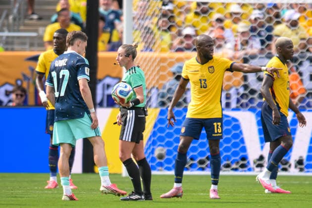 Fußball, WM 2026, 20260625, Ecuador - Deutschland. Im Bild v.l. Florian WIRTZ (Deutschland, 17), Schiedsrichterin Tori PENSO (USA), Schiedsrichterball. East Rutherford New-York-New-Jersey-Stadion New Jersey Vereinigte Staaten von Amerika *** Soccer, 2026 World Cup, 20260625, Ecuador vs. Germany. Pictured, from left: Florian WIRTZ (Germany), age 17; referee Tori PENSO (USA); referee s ball; East Rutherford, New York, New Jersey; stadium in New Jersey; United States of America Copyright: Passion2Press MarkusxFischerx