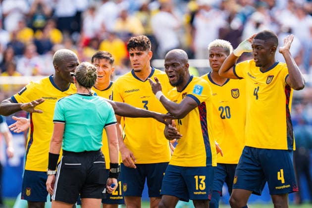 FIFA Fussball Weltmeisterschaft 2026, Gruppe E, Spiel 3, Ecuador vs Deutschand, 25.06.2026, Metlife-Stadion in New Jersey Diskussionen um die Elfmeterentscheidung mit VAR beim Schiedsrichter Piero Hincapie (Ecuador) Nilson Angulo (Ecuador) Joel Ordonez (Ecuador) Enner Valencia (Ecuador) Enner Valencia (Ecuador) *** 2026 FIFA World Cup, Group E, Match 3, Ecuador vs. Germany, June 25, 2026, MetLife Stadium in New Jersey: Controversy over the penalty kick decision involving VAR and referee Piero Hincapie; Ecuador s Nilson Angulo, Ecuador s Joel Ordonez, Ecuador s Enner Valencia, Ecuador s Enner Valencia Copyright: xBahhoxKarax