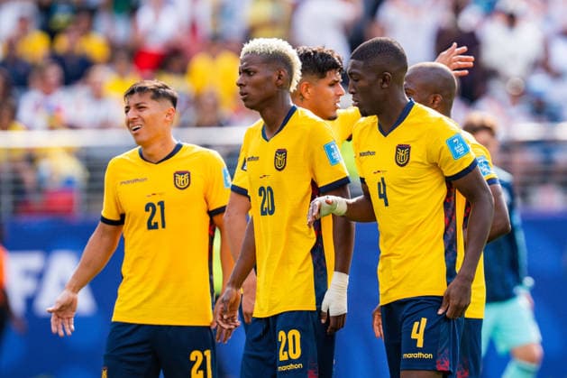 FIFA Fussball Weltmeisterschaft 2026, Gruppe E, Spiel 3, Ecuador vs Deutschand, 25.06.2026, Metlife-Stadion in New Jersey Diskussionen um die Elfmeterentscheidung mit VAR beim Schiedsrichter Piero Hincapie (Ecuador) Nilson Angulo (Ecuador) Joel Ordonez (Ecuador) Enner Valencia (Ecuador) Enner Valencia (Ecuador) *** 2026 FIFA World Cup, Group E, Match 3, Ecuador vs. Germany, June 25, 2026, MetLife Stadium in New Jersey: Controversy over the penalty kick decision involving VAR and referee Piero Hincapie; Ecuador s Nilson Angulo, Ecuador s Joel Ordonez, Ecuador s Enner Valencia, Ecuador s Enner Valencia Copyright: xBahhoxKarax
