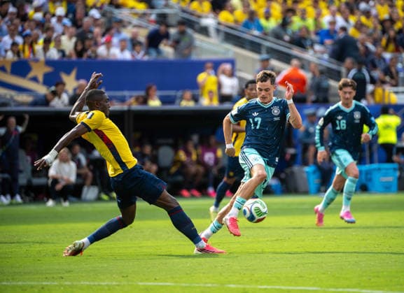Fußball, Herren, FIFA World Cup, WM, Weltmeisterschaft, Fussball 2026, Spiel in New York New Jersey, Ecuador - Deutschland (Gruppe E, 3. Spieltag), v. l. Joel Ordonez (Ecuador), Florian Wirtz (Deutschland), 25.06. 2026, *** Soccer, Men s, 2026 FIFA World Cup, Match in New York, New Jersey, Ecuador vs. Germany, Group E, Matchday 3, from left: Joel Ordonez (Ecuador), Florian Wirtz (Germany), June 25, 2026, Copyright: xMatthiasxKochx