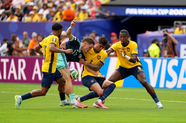 25.06.2026, Fussball Weltmeisterschaft 2026 in den USA, 3.Spieltag Gruppe E, Ecuador - Deutschland, im MetLife Stadium (New York New Jersey, East Rutherford), v.li: Pedro VITE (Equador), Florian Wirtz (Deutschland), Piero Hincapie (Equador), Willian Pacho (Equador) *** June 25, 2026, 2026 FIFA World Cup in the U.S., Matchday 3, Group E, Ecuador vs. Germany, at MetLife Stadium in East Rutherford, New York, New Jersey; from left: Pedro VITE (Ecuador), Florian Wirtz (Germany), Piero Hincapie (Ecuador), Willian Pacho (Ecuador)