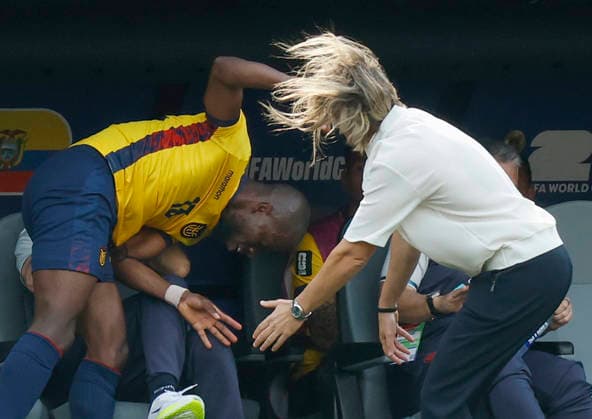 Ecuador s Enner Valencia (13) is congratulated by head coach Sebastian Beccacece after leaving the game in the second half of their FIFA World Cup, WM, Weltmeisterschaft, Fussball match at New York New Jersey Stadium in East Rutherford, New Jersey, on Thursday, June 25, 2026.  NYP20260625919 JOHNxANGELILLO