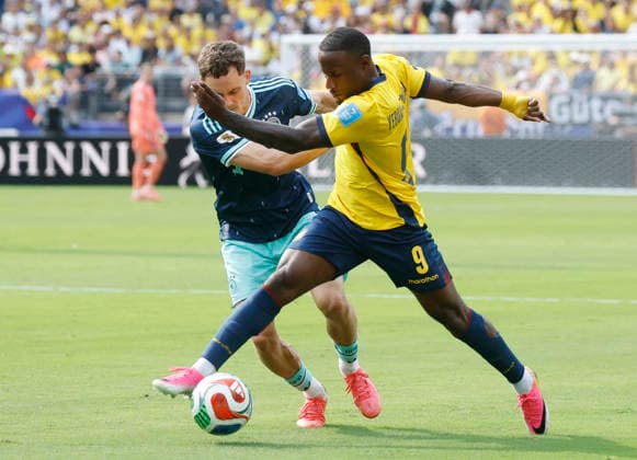 Ecuador s John Yeboah (9) fights for the ball with Germany s Florian Wirtz in the second half of their FIFA World Cup, WM, Weltmeisterschaft, Fussball match at New York New Jersey Stadium in East Rutherford, New Jersey, on Thursday, June 25, 2026.  NYP20260625920 JOHNxANGELILLO