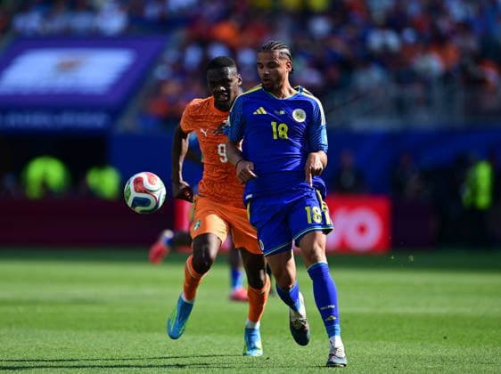 Curacao v Ivory Coast - FIFA World Cup, WM, Weltmeisterschaft, Fussball 2026 - Group E PHILADELPHIA, USA - JUNE 25: Armando Obispo (18) of Curacao in action against Ange-Yoan Bonny (9) of Ivory Coast during the 2026 FIFA World Cup First Stage Group E match between Curacao and Ivory Coast at Lincoln Financial Field (Philadelphia Stadium) in Philadelphia, Pennsylvania, United States on June 25, 2026. Abdulhamid Hosbas Anadolu Pennsylvania United States. Editorial use only. Please get in touch for any other usage.  Copyright: x2026xAnadoluxAbdulhamidxHosbasx