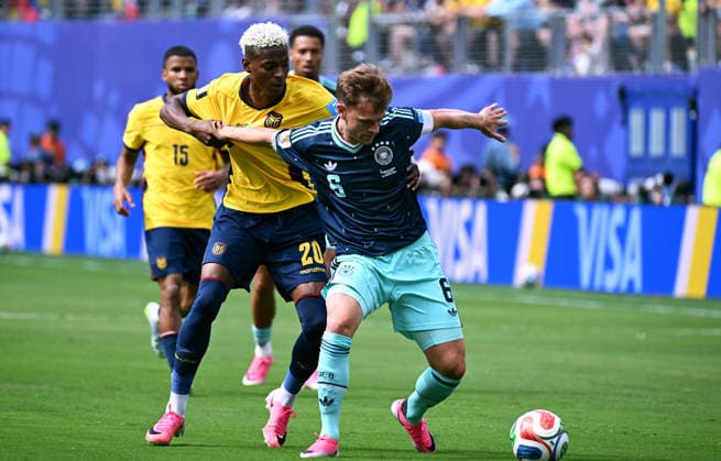 Fussball, Länderspiel, Herren, FIFA World Cup, WM, Weltmeisterschaft, Fussball 2026, Fussball-Weltmeisterschaft, USA, Gruppe E, MetLife Stadium New Jersey: Ecuador - Deutschland; Joshua Kimmich (GER), Nilson Angulo (ECU). Aktion *** Soccer, International Match, Men s, 2026 FIFA World Cup, Soccer World Cup, USA, Group E, MetLife Stadium, New Jersey, Ecuador, Germany, Joshua Kimmich (GER), Nilson Angulo (ECU), Action