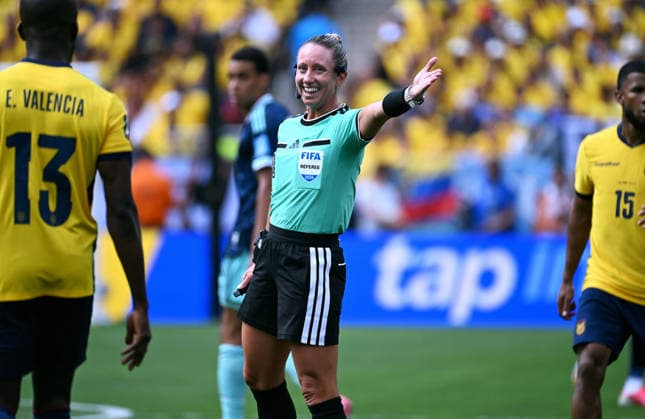 Fussball, Länderspiel, Herren, FIFA World Cup, WM, Weltmeisterschaft, Fussball 2026, Fussball-Weltmeisterschaft, USA, Gruppe E, MetLife Stadium New Jersey: Ecuador - Deutschland; Schiedsrichterin Tori Penso (USA). Aktion, Einzelbild. *** Soccer, International Match, Men s, 2026 FIFA World Cup, Soccer World Cup, USA, Group E, MetLife Stadium, New Jersey, Ecuador vs. Germany, Referee Tori Penso (USA), Action, Still Image