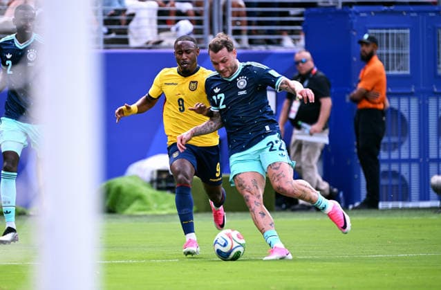 Fussball, Länderspiel, Herren, FIFA World Cup, WM, Weltmeisterschaft, Fussball 2026, Fussball-Weltmeisterschaft, USA, Gruppe E, MetLife Stadium New Jersey: Ecuador - Deutschland; David Raum (GER), Anthony Valencia (ECU). Aktion *** Soccer, International Match, Men s, 2026 FIFA World Cup, Soccer World Cup, USA, Group E, MetLife Stadium, New Jersey, Ecuador, Germany, David Raum (GER), Anthony Valencia (ECU), Action