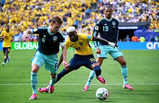 Fussball, Länderspiel, Herren, FIFA World Cup, WM, Weltmeisterschaft, Fussball 2026, Fussball-Weltmeisterschaft, USA, Gruppe E, MetLife Stadium New Jersey: Ecuador - Deutschland; Joshua Kimmich (GER), Nilson Angulo (ECU), Leroy Sane (GER). Aktion. *** Soccer, International Match, Men s, 2026 FIFA World Cup, Soccer World Cup, USA, Group E, MetLife Stadium, New Jersey, Ecuador vs. Germany, Joshua Kimmich (GER), Nilson Angulo (ECU), Leroy Sané (GER), Action