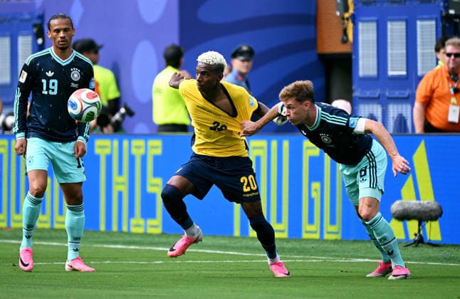 Fussball, Länderspiel, Herren, FIFA World Cup, WM, Weltmeisterschaft, Fussball 2026, Fussball-Weltmeisterschaft, USA, Gruppe E, MetLife Stadium New Jersey: Ecuador - Deutschland; Joshua Kimmich (GER), Nilson Angulo (ECU), Leroy Sane (GER). Aktion. *** Soccer, International Match, Men s, 2026 FIFA World Cup, Soccer World Cup, USA, Group E, MetLife Stadium, New Jersey, Ecuador vs. Germany, Joshua Kimmich (GER), Nilson Angulo (ECU), Leroy Sané (GER), Action