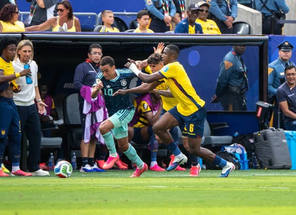 Fußball, Herren, FIFA World Cup, WM, Weltmeisterschaft, Fussball 2026, Spiel in New York New Jersey, Ecuador - Deutschland (Gruppe E, 3. Spieltag), v. l. Jamal Musiala (Deutschland), Piero Hincapie (Ecuador), Willian Pacho (Ecuador), 25.06. 2026, *** Soccer, Men s, 2026 FIFA World Cup, Match in New York, New Jersey, Ecuador vs. Germany, Group E, Matchday 3, from left: Jamal Musiala (Germany), Piero Hincapie (Ecuador), Willian Pacho (Ecuador), June 25, 2026, Copyright: xMatthiasxKochx