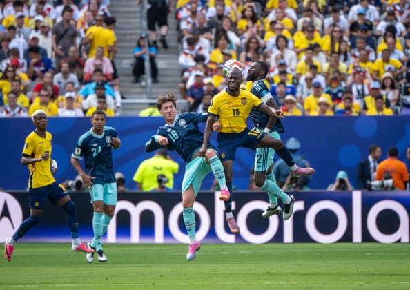 Fußball, Herren, FIFA World Cup, WM, Weltmeisterschaft, Fussball 2026, Spiel in New York New Jersey, Ecuador - Deutschland (Gruppe E, 3. Spieltag), v. l. Angelo Stiller (Deutschland), Enner Valencia (Ecuador), Antonio Rüdiger (Deutschland), 25.06. 2026, *** Soccer, Men s, 2026 FIFA World Cup, Match in New York, New Jersey, Ecuador vs. Germany, Group E, Matchday 3, from left: Angelo Stiller (Germany), Enner Valencia (Ecuador), Antonio Rüdiger (Germany), June 25, 2026, Copyright: xMatthiasxKochx