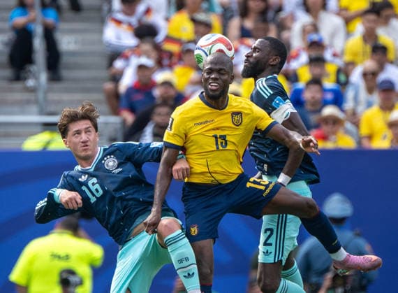 Fußball, Herren, FIFA World Cup, WM, Weltmeisterschaft, Fussball 2026, Spiel in New York New Jersey, Ecuador - Deutschland (Gruppe E, 3. Spieltag), v. l. Angelo Stiller (Deutschland), Enner Valencia (Ecuador), Antonio Rüdiger (Deutschland), 25.06. 2026, *** Soccer, Men s, 2026 FIFA World Cup, Match in New York, New Jersey, Ecuador vs. Germany, Group E, Matchday 3, from left: Angelo Stiller (Germany), Enner Valencia (Ecuador), Antonio Rüdiger (Germany), June 25, 2026, Copyright: xMatthiasxKochx