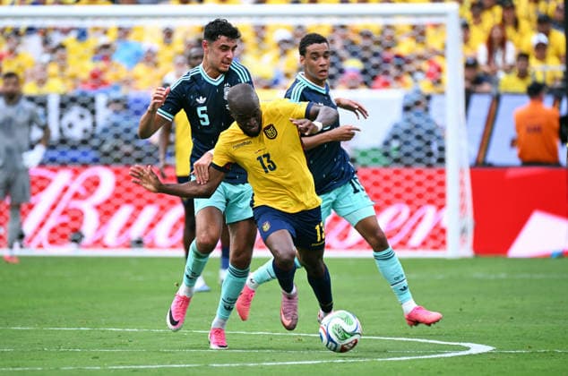 Fussball, Länderspiel, Herren, FIFA World Cup, WM, Weltmeisterschaft, Fussball 2026, Fussball-Weltmeisterschaft, USA, Gruppe E, MetLife Stadium New Jersey: Ecuador - Deutschland; Aleksandar Pavlovic (GER), Enner Valencia (ECU), Jamal Musiala (GER). Aktion *** Soccer, International Match, Men s, 2026 FIFA World Cup, Soccer World Cup, USA, Group E, MetLife Stadium, New Jersey, Ecuador vs. Germany, Aleksandar Pavlovic (GER), Enner Valencia (ECU), Jamal Musiala (GER), Action