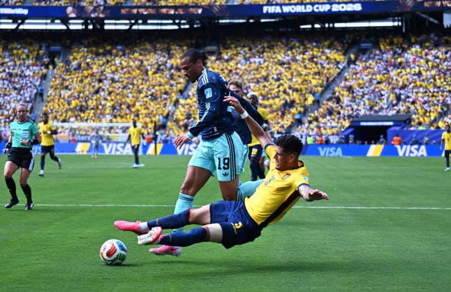 Fussball, Länderspiel, Herren, FIFA World Cup, WM, Weltmeisterschaft, Fussball 2026, Fussball-Weltmeisterschaft, USA, Gruppe E, MetLife Stadium New Jersey: Ecuador - Deutschland; Leroy Sane (GER), Piero Hincapie (ECU). Aktion *** Soccer, International Match, Men s, 2026 FIFA World Cup, Soccer World Cup, USA, Group E, MetLife Stadium, New Jersey, Ecuador vs. Germany, Leroy Sané (GER), Piero Hincapie (ECU), Action