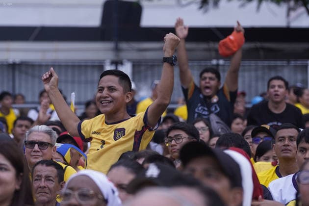 GYE-HINCHAS ECUADOR Guayaquil, jueves 25 de junio del 2026 Hinchas ecuatorianos observaron en el el malecon de Guayaquil el partido de la seleccion frente a Alemania. Fotos: CÃ sar Munoz API Guayaquil Guayas Ecuador *** GYE ECUADORIAN FANS Guayaquil, Thursday, June 25, 2026 Ecuadorian fans watched the national team s match against Germany on the Guayaquil waterfront. Photos by César Munoz, API, Guayaquil, Guayas, Ecuador Copyright: xCÃ sarxMunozx