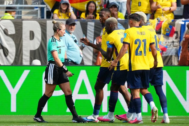 Schiedsrichterin Tori Denso diskutiert den Elfmeterpfiff - New York 25.06.2026: Deutschland vs. Ecuador, MetLife Stadium, World Cup 26 Gruppe E, 3. Spieltag *** Referee Tori Denso discusses the penalty call in New York on June 25, 2026, Germany vs. Ecuador, MetLife Stadium, World Cup 26, Group E, Matchday 3