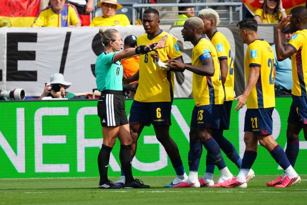 Schiedsrichterin Tori Denso lässt keine Diskussionen zu - New York 25.06.2026: Deutschland vs. Ecuador, MetLife Stadium, World Cup 26 Gruppe E, 3. Spieltag *** Referee Tori Denso won t tolerate any arguments New York, June 25, 2026, Germany vs. Ecuador, MetLife Stadium, World Cup 26, Group E, Matchday 3