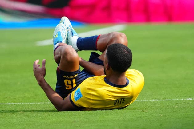 Pedro Vite (Ecuador, 15) wurde vorher gefoult und hat Schmerzen, daher kein Elfmeter - New York 25.06.2026: Deutschland vs. Ecuador, MetLife Stadium, World Cup 26 Gruppe E, 3. Spieltag *** Pedro Vite of Ecuador, age 15, was fouled earlier and is in pain, so no penalty kick. New York, June 25, 2026: Germany vs. Ecuador, MetLife Stadium, World Cup 26, Group E, Matchday 3