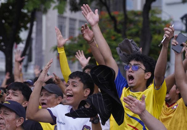 GYE-HINCHAS ECUADOR Guayaquil, jueves 25 de junio del 2026 Hinchas ecuatorianos observaron en el el malecon de Guayaquil el partido de la seleccion frente a Alemania. Fotos: CÃ sar Munoz API Guayaquil Guayas Ecuador *** GYE ECUADORIAN FANS Guayaquil, Thursday, June 25, 2026 Ecuadorian fans watched the national team s match against Germany on the Guayaquil boardwalk. Photos by César Munoz, API, Guayaquil, Guayas, Ecuador Copyright: xCÃ sarxMunozx