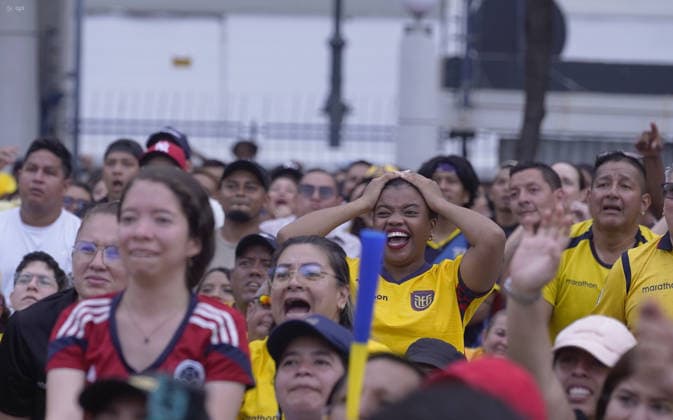 GYE-HINCHAS ECUADOR Guayaquil, jueves 25 de junio del 2026 Hinchas ecuatorianos observaron en el el malecon de Guayaquil el partido de la seleccion frente a Alemania. Fotos: CÃ sar Munoz API Guayaquil Guayas Ecuador *** GYE ECUADORIAN FANS Guayaquil, Thursday, June 25, 2026 Ecuadorian fans watched the national team s match against Germany on the Guayaquil boardwalk. Photos by César Munoz, API, Guayaquil, Guayas, Ecuador Copyright: xCÃ sarxMunozx