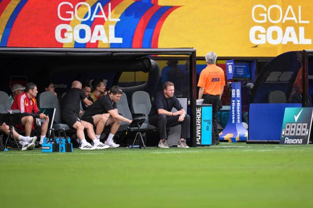 Fußball, WM 2026, 20260625, Ecuador - Deutschland. Im Bild v.l. Co-Trainer Deutschland Benjamin GLÜCK, Tablet Trainer Deutschland Julian NAGELSMANN, nach Gegentor 2:1. East Rutherford New-York-New-Jersey-Stadion New Jersey Vereinigte Staaten von Amerika *** Soccer, 2026 World Cup, 20260625, Ecuador vs. Germany. Pictured from left: Germany assistant coach Benjamin GLÜCK, Germany head coach Julian NAGELSMANN, after conceding a goal (2–1) at East Rutherford, New York, New Jersey Stadium, New Jersey, United States of America Copyright: Passion2Press MarkusxFischerx