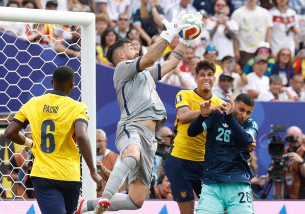 Ecuador s goalkeeper Hernan Galindez makes a save as Ecuador s Piero Hincapie, William Pacho (6) and Germany s Deniz Undav (26) converge on the goal in the second half of their FIFA World Cup, WM, Weltmeisterschaft, Fussball match at New York New Jersey Stadium in East Rutherford, New Jersey, on Thursday, June 25, 2026.  NYP20260625922 JOHNxANGELILLO