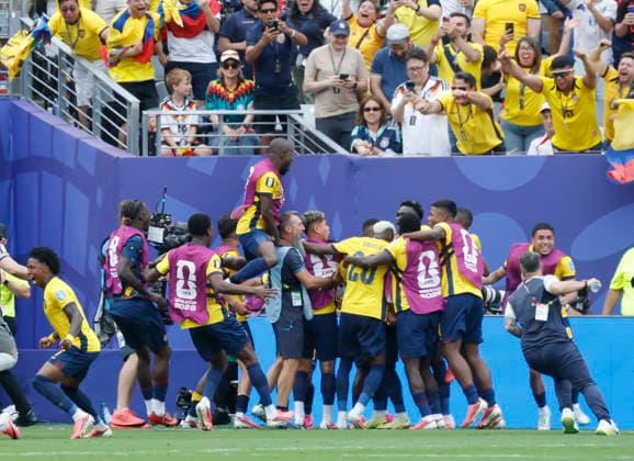 Ecuador players celebrate after a goal by Gonzalo Plata gave them a 2-1 lead over Germany in the second half of their FIFA World Cup, WM, Weltmeisterschaft, Fussball match at New York New Jersey Stadium in East Rutherford, New Jersey, on Thursday, June 25, 2026.  NYP20260625925 JOHNxANGELILLO