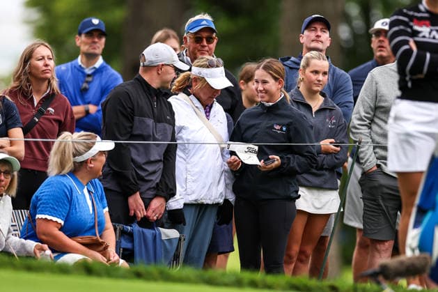 A spectator reacts after getting a hat autographed by Nelly Korda of the United States during the first round of the 2026 KPMG Women s PGA, Golf Herren Championship at Hazeltine National Golf Club on June 25, 2026 in Chaska, Minnesota. CSM. Golf 2026: KPMG Women s PGA Championship Round One  - ZUMAc04_ 20260625_zma_c04_048 Copyright: xStevenxGarciax