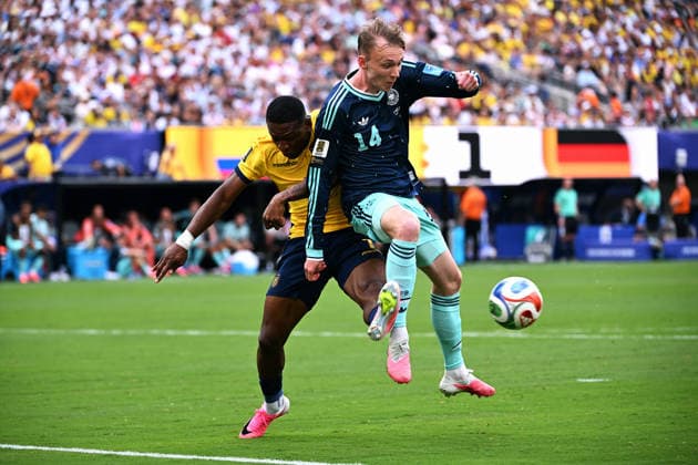 Fussball, Länderspiel, Herren, FIFA World Cup, WM, Weltmeisterschaft, Fussball 2026, Fussball-Weltmeisterschaft, USA, Gruppe E, MetLife Stadium New Jersey: Ecuador - Deutschland; Maximilian Beier (GER), Pervis Estupinan (ECU). Aktion *** Soccer, International Match, Men s, 2026 FIFA World Cup, Soccer World Cup, USA, Group E, MetLife Stadium, New Jersey, Ecuador, Germany, Maximilian Beier (GER), Pervis Estupinan (ECU), Action