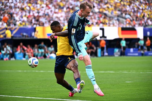 Fussball, Länderspiel, Herren, FIFA World Cup, WM, Weltmeisterschaft, Fussball 2026, Fussball-Weltmeisterschaft, USA, Gruppe E, MetLife Stadium New Jersey: Ecuador - Deutschland; Maximilian Beier (GER), Pervis Estupinan (ECU). Aktion *** Soccer, International Match, Men s, 2026 FIFA World Cup, Soccer World Cup, USA, Group E, MetLife Stadium, New Jersey, Ecuador, Germany, Maximilian Beier (GER), Pervis Estupinan (ECU), Action