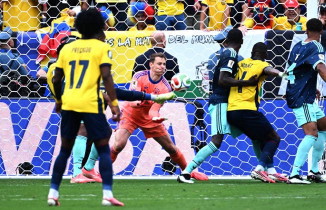 Fussball, Länderspiel, Herren, FIFA World Cup, WM, Weltmeisterschaft, Fussball 2026, Fussball-Weltmeisterschaft, USA, Gruppe E, MetLife Stadium New Jersey: Ecuador - Deutschland; Manuel Neuer (GER) beim 2:1 Gonzalo Plata (ECU). *** Soccer, International Match, Men s, 2026 FIFA World Cup, Soccer World Cup, USA, Group E, MetLife Stadium, New Jersey, Ecuador vs. Germany, Manuel Neuer (GER) in the 2-1 win over Gonzalo Plata (ECU)