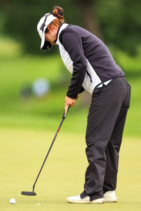 Gina Kim of the United States putts on the third green during the first round of the 2026 KPMG Women s PGA, Golf Herren Championship at Hazeltine National Golf Club on June 25, 2026 in Chaska, Minnesota. CSM. Chaska USA - ZUMAc04_ 20260625_zma_c04_050 Copyright: xStevenxGarciax