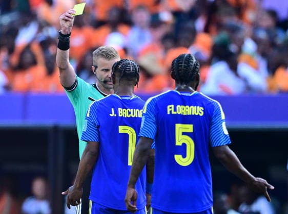 Curacao v Ivory Coast - FIFA World Cup, WM, Weltmeisterschaft, Fussball 2026 - Group E PHILADELPHIA, USA - JUNE 25: Referee Glenn Nyberg shows yellow card to Juninho Bacuna of Curacao during the 2026 FIFA World Cup First Stage Group E match between Curacao and Ivory Coast at Lincoln Financial Field (Philadelphia Stadium) in Philadelphia, Pennsylvania, United States on June 25, 2026. Abdulhamid Hosbas Anadolu Pennsylvania United States. Editorial use only. Please get in touch for any other usage.  Copyright: x2026xAnadoluxAbdulhamidxHosbasx