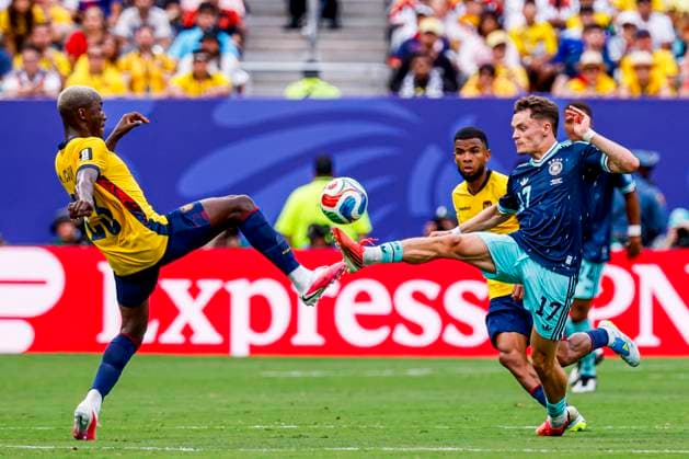 Florian Wirtz of Germany and Jackson Porozo of Ecuador battle for the ball , Group E - FIFA World Cup, WM, Weltmeisterschaft, Fussball 2026, Ecuador v Germany, New York New Jersey Stadium, June 25, 2026, East Rutherford, United States.
