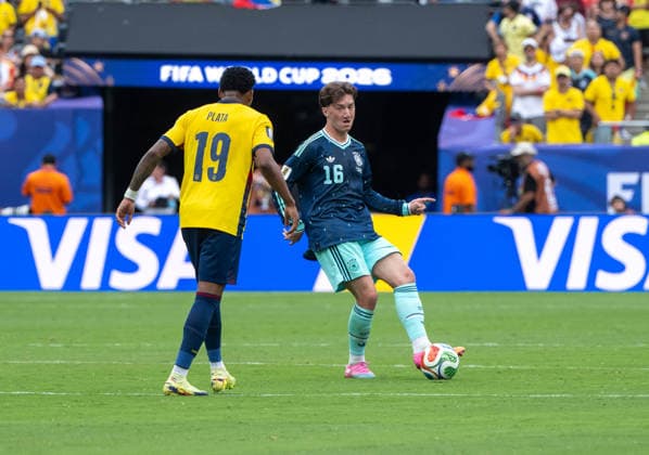 Fußball, Herren, FIFA World Cup, WM, Weltmeisterschaft, Fussball 2026, Spiel in New York New Jersey, Ecuador - Deutschland (Gruppe E, 3. Spieltag), v. l. Gonzalo Plata (Ecuador), Angelo Stiller (Deutschland), 25.06. 2026, *** Soccer, Men s, 2026 FIFA World Cup, Match in New York, New Jersey, Ecuador vs. Germany, Group E, Matchday 3, from left: Gonzalo Plata (Ecuador), Angelo Stiller (Germany), June 25, 2026, Copyright: xMatthiasxKochx