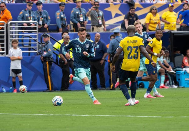 Fußball, Herren, FIFA World Cup, WM, Weltmeisterschaft, Fussball 2026, Spiel in New York New Jersey, Ecuador - Deutschland (Gruppe E, 3. Spieltag), v. l. Pascal Groß (Deutschland), Moises Caicedo (Ecuador), 25.06. 2026, *** Soccer, Men s, 2026 FIFA World Cup, Match in New York, New Jersey, Ecuador vs. Germany, Group E, Matchday 3, from left: Pascal Groß (Germany), Moises Caicedo (Ecuador), June 25, 2026, Copyright: xMatthiasxKochx