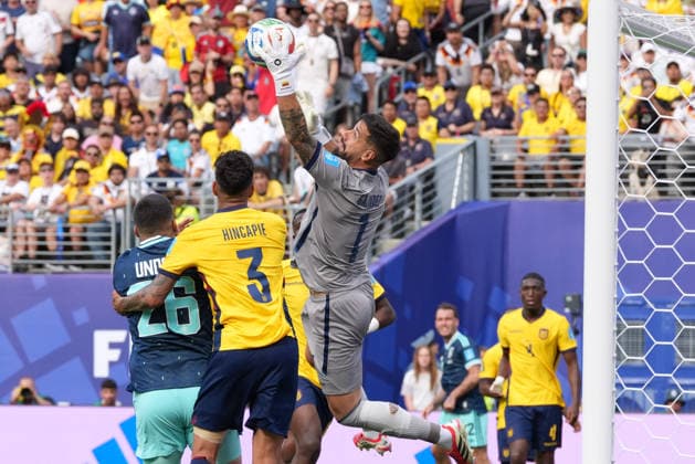 Hernan Galindez of Ecuador (C) jumps for the ball during a Group E match at the 2026 FIFA World Cup, WM, Weltmeisterschaft, Fussball between Ecuador and Germany at MetLife Stadium in New Jersey, United States, 25 June 2026. FIFA World Cup 2026 - Group E - Ecuador vs Germany !ACHTUNG: NUR REDAKTIONELLE NUTZUNG!  Copyright: xAngelxColmenaresx GR4579 20260625-55020711526_1