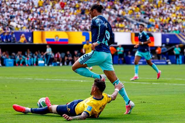 Piero Hincapie of Ecuador and Leroy Sane of Germany battle for the ball , Group E - FIFA World Cup, WM, Weltmeisterschaft, Fussball 2026, Ecuador v Germany, New York New Jersey Stadium, June 25, 2026, East Rutherford, United States.