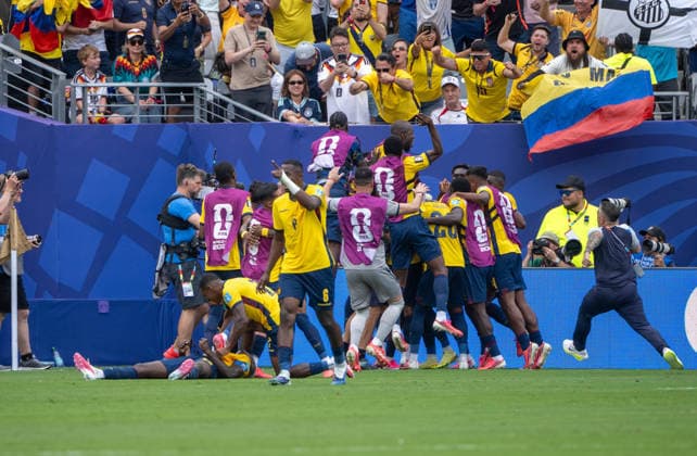 Fußball, Herren, FIFA World Cup, WM, Weltmeisterschaft, Fussball 2026, Spiel in New York New Jersey, Ecuador - Deutschland (Gruppe E, 3. Spieltag), Ecuador jubelt nach Tor zum 2:1 durch Gonzalo Plata (Ecuador), 25.06. 2026, *** Soccer, Men s, 2026 FIFA World Cup, Match in New York, New Jersey, Ecuador vs. Germany, Group E, Matchday 3, Ecuador celebrates after Gonzalo Plata scores to make it 2–1 for Ecuador, June 25, 2026, Copyright: xMatthiasxKochx