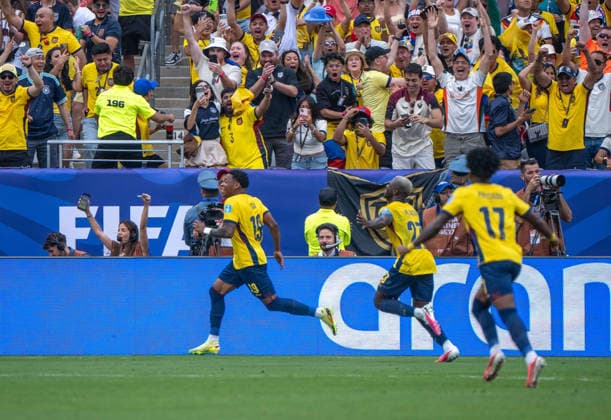 Fußball, Herren, FIFA World Cup, WM, Weltmeisterschaft, Fussball 2026, Spiel in New York New Jersey, Ecuador - Deutschland (Gruppe E, 3. Spieltag), v. l. Gonzalo Plata (Ecuador), Moises Caicedo (Ecuador), Angelo Preciado (Ecuador), Jubel nach Tor zum 2:1, 25.06. 2026, *** Soccer, Men s, 2026 FIFA World Cup, Match in New York, New Jersey, Ecuador vs. Germany, Group E, Matchday 3, from left: Gonzalo Plata (Ecuador), Moises Caicedo (Ecuador), Angelo Preciado (Ecuador), celebration after the goal that made it 2–1, June 25, 2026, Copyright: xMatthiasxKochx