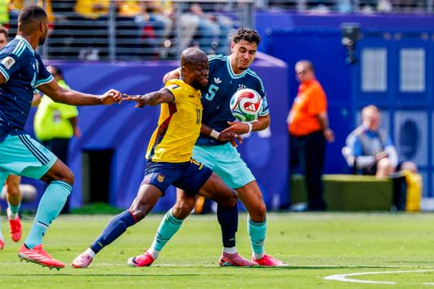 Enner Valencia of Ecuador and Aleksandar Pavlovic of Germany battle for the ball , Group E - FIFA World Cup, WM, Weltmeisterschaft, Fussball 2026, Ecuador v Germany, New York New Jersey Stadium, June 25, 2026, East Rutherford, United States.