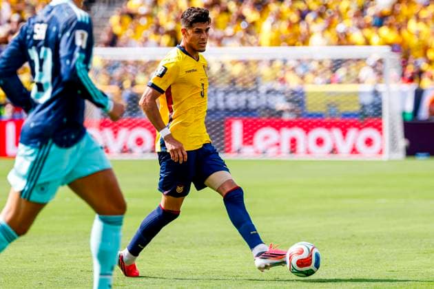 Piero Hincapie of Ecuador passes the ball , Group E - FIFA World Cup, WM, Weltmeisterschaft, Fussball 2026, Ecuador v Germany, New York New Jersey Stadium, June 25, 2026, East Rutherford, United States.