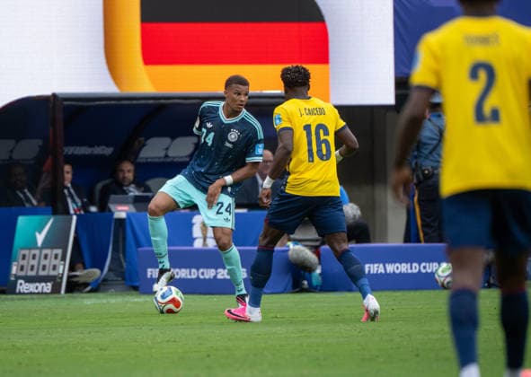 Fußball, Herren, FIFA World Cup, WM, Weltmeisterschaft, Fussball 2026, Spiel in New York New Jersey, Ecuador - Deutschland (Gruppe E, 3. Spieltag), v. l. Malick Thiaw (Deutschland), Jordy Caicedo (Ecuador), 25.06. 2026, *** Soccer, Men s, 2026 FIFA World Cup, Match in New York, New Jersey, Ecuador vs. Germany, Group E, Matchday 3, Malick Thiaw (Germany), Jordy Caicedo (Ecuador), June 25, 2026, Copyright: xMatthiasxKochx
